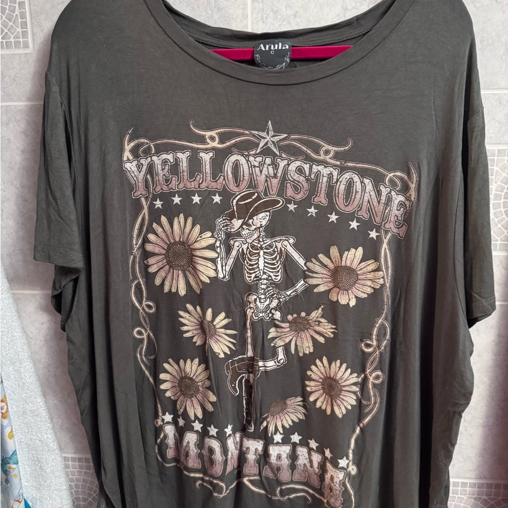 Arula Charcoal Graphic Tee with Floral Design Yellowstone 3x